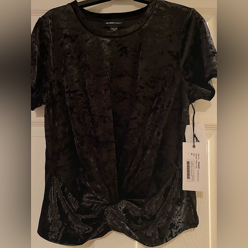 Short sleeves twisted velvet top.